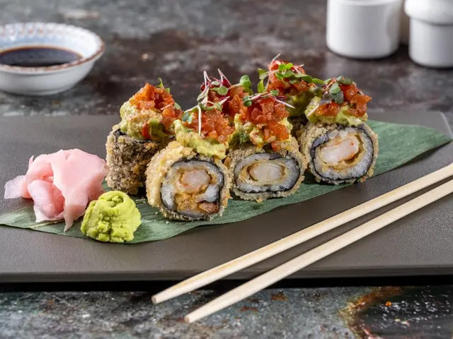 TUNA EBI ROLL