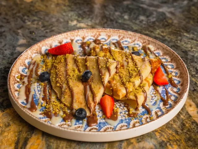 Crepe with strawberry and blueberry